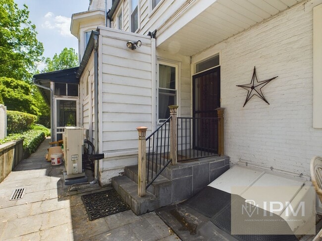 Building Photo - Spacious 5 Bedroom, 2.5 Bath Near The Avenues!