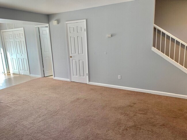 Building Photo - Tranquil 2 bed 2.5 bath Townhouse in Fairf...