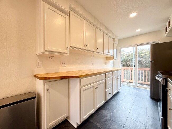Building Photo - Coastal Living at its Finest (In-Law Suite...