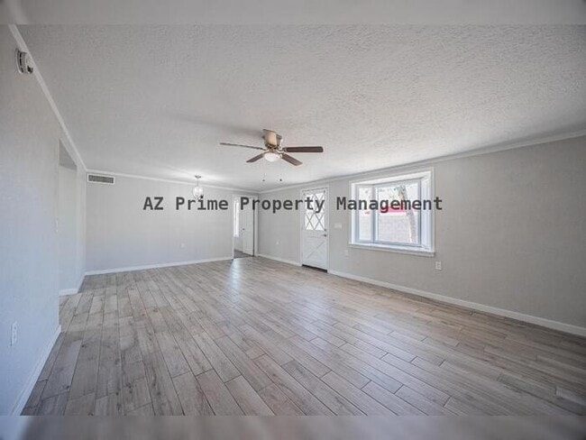 Building Photo - 452 S Mulberry