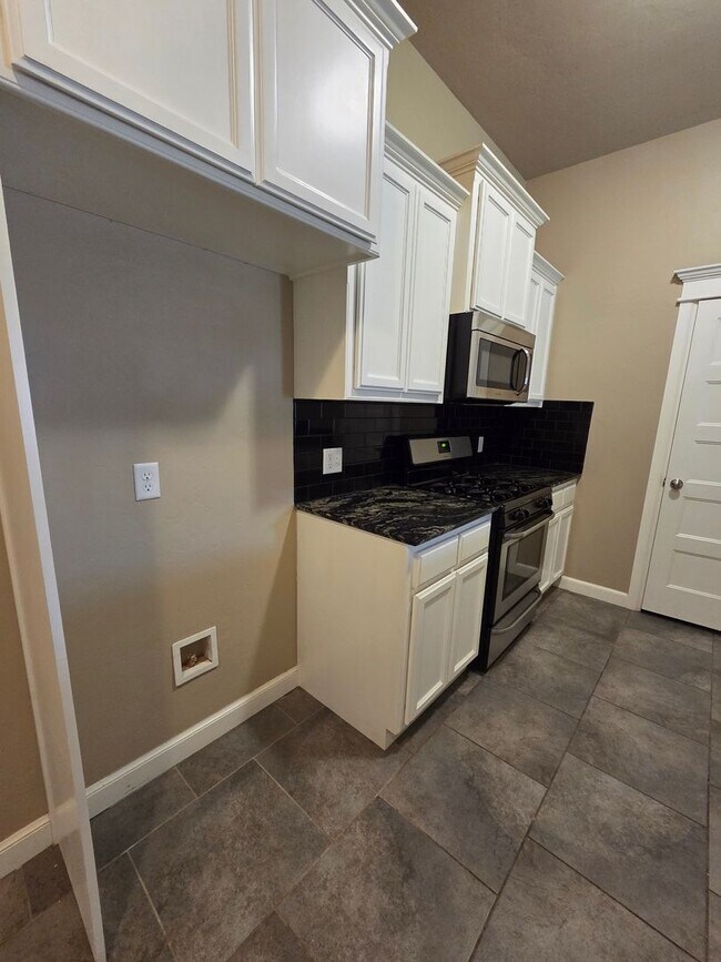 Building Photo - YUKON HOME MOVE IN SPECIAL! ?