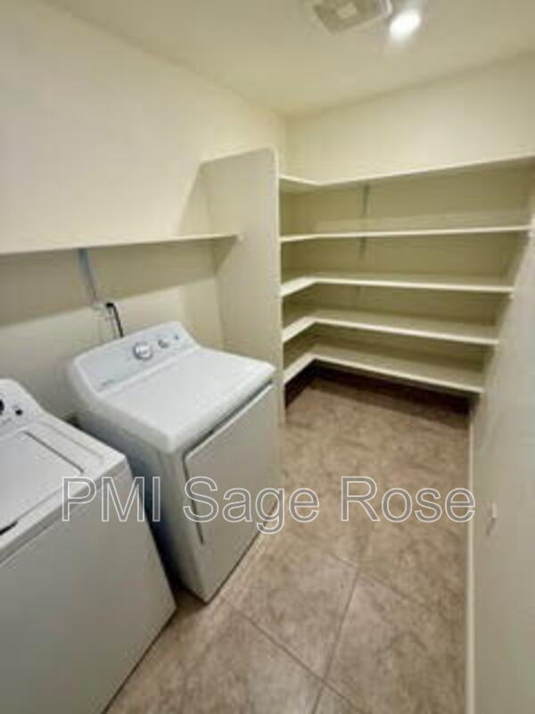 Building Photo - 8932 Coyote Blf Dr