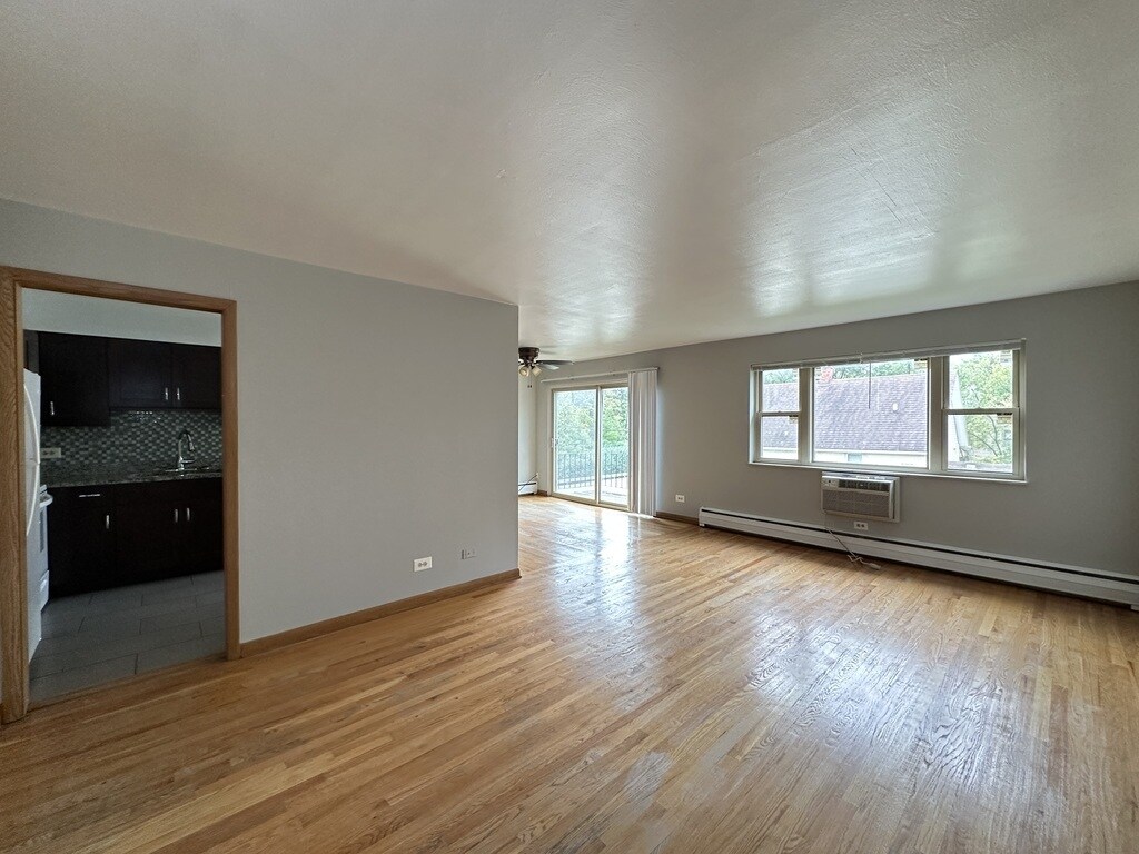 Building Photo - 1026 S River Rd