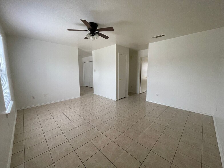 Building Photo - 1712 Benttree Dr