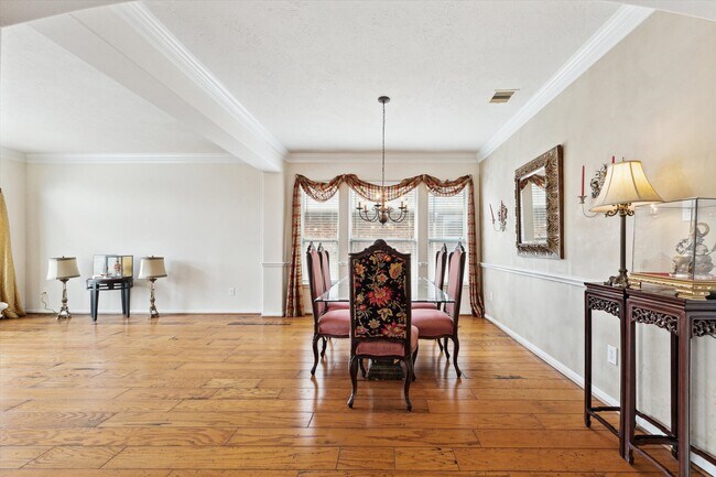 Building Photo - 2088 Silverthorn Ln