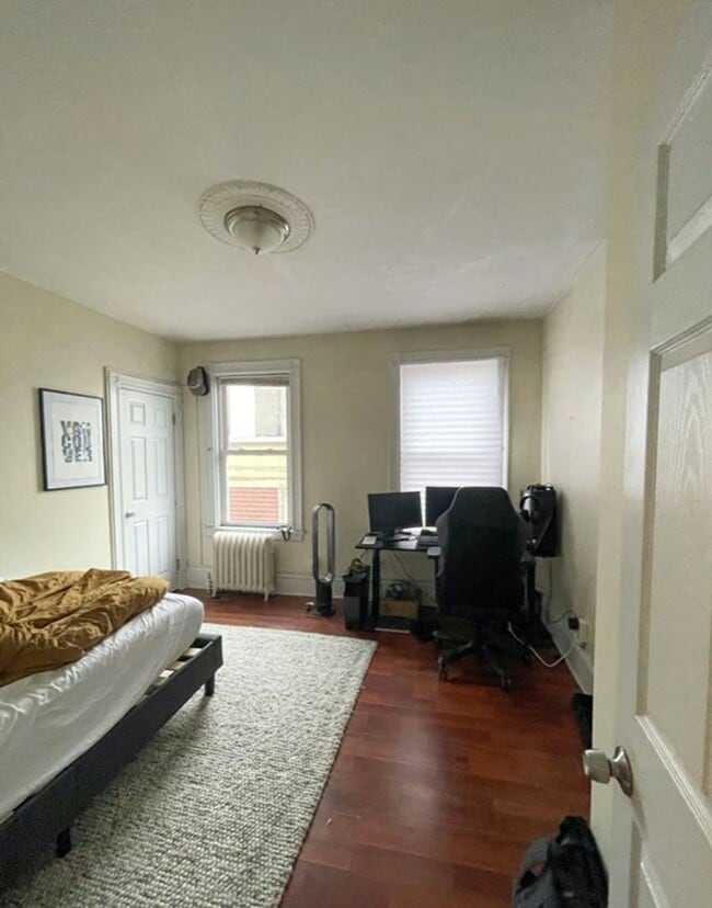Building Photo - No brokers Fee, Eat-in Kitchen, Big Bedrooms, Laundry on a Site