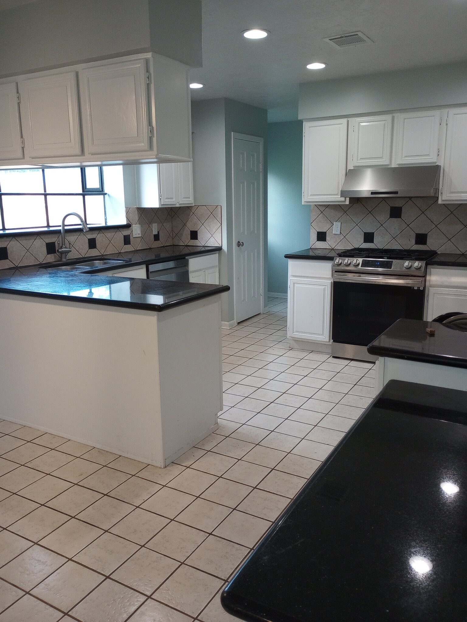 Kitchen - 15235 Kelbrook Dr