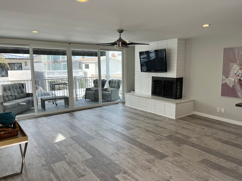 Building Photo - 208 30th St