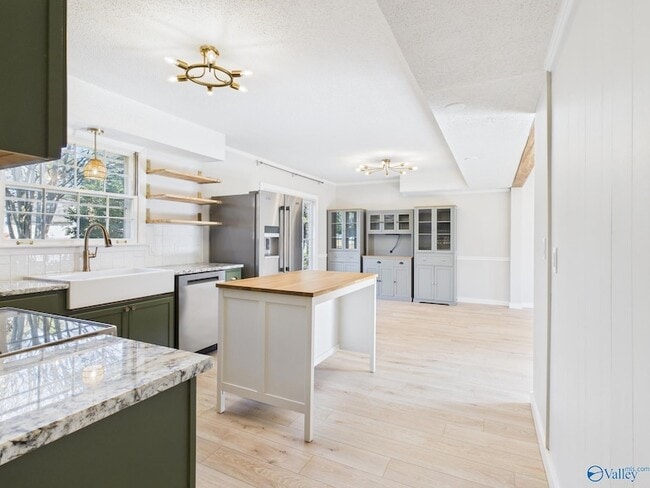 Building Photo - 2521 Lancelot Dr SE