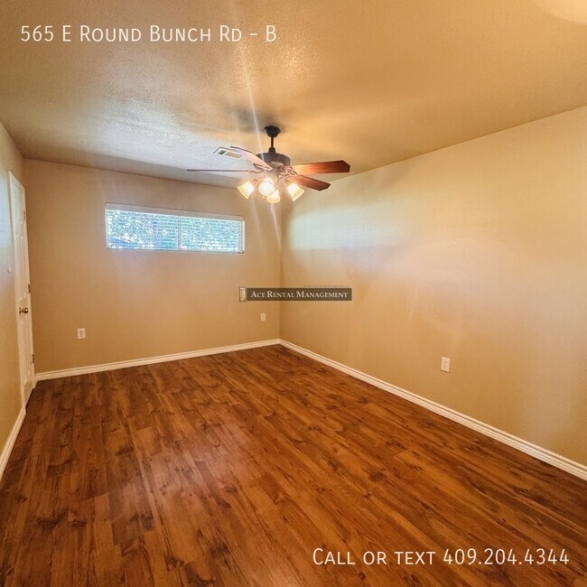 Building Photo - 565 E Roundbunch Rd