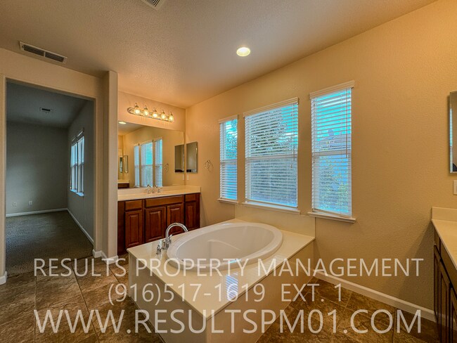 Building Photo - Beautiful 4 Bedroom 3 Bath home