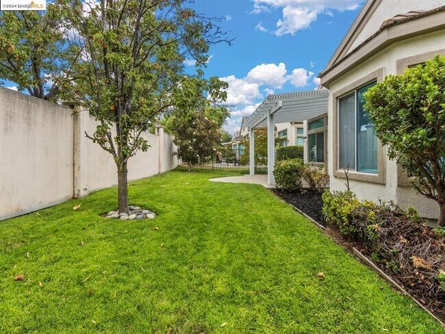 Building Photo - BEAUTIFULLY MAINTAINED 2 BEDROOM 2 BATH DETACHED UNIT