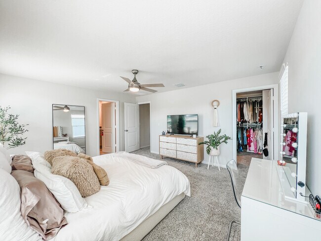 Building Photo - 3937 SE Mentmore Ln