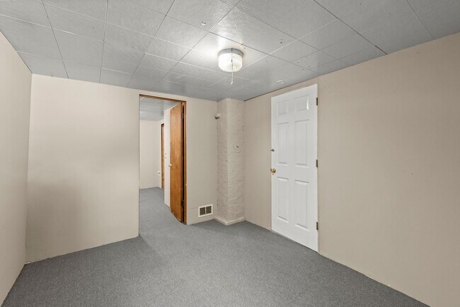 Building Photo - Private Room in Spacious 7-Bedroom, 3-Bath...