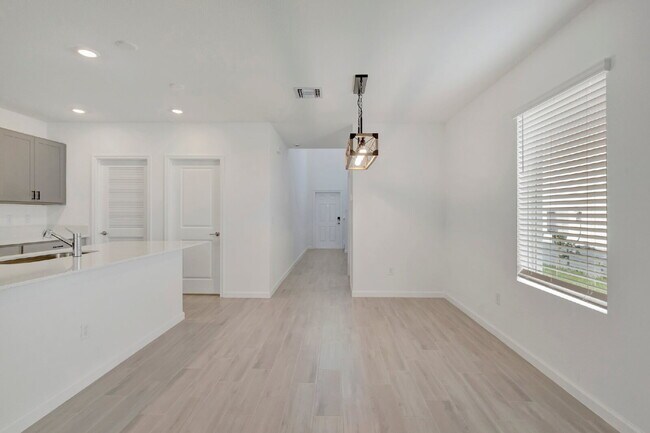 Building Photo - Luxurious Living: Spacious 5-Bedroom Home with Scenic Views in Port Saint Lucie!