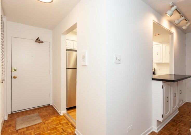 Building Photo - 4334 N Clarendon Ave