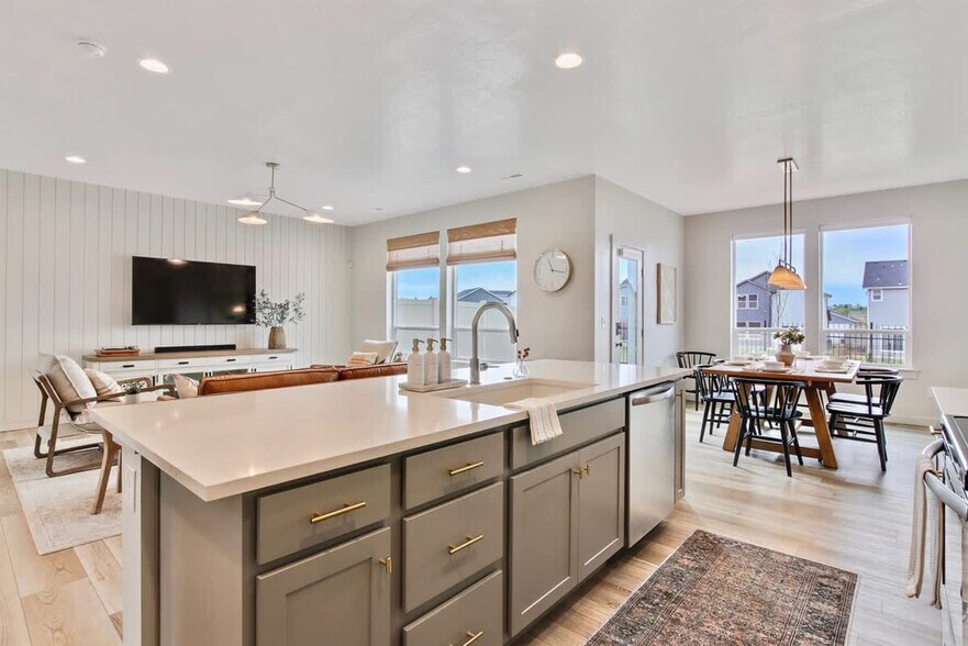 Building Photo - 313 S Iceberg Lake Ave