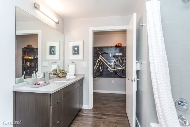 Building Photo - 717 17th St