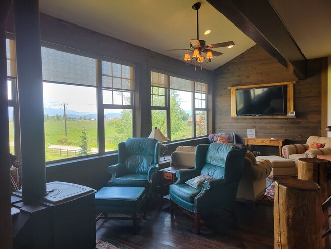 Building Photo - Kalispell Home with stunning mountain views