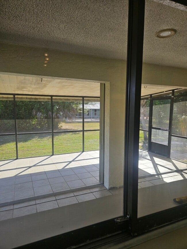 Building Photo - Port Charlotte home