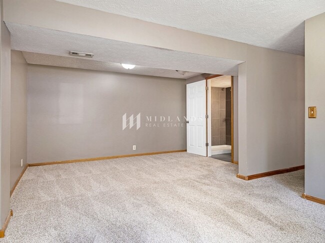 Building Photo - Millard 3 Bed / 2 Bath Split Entry