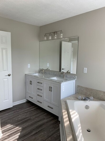 Building Photo - 17733 Cedarbrook Dr