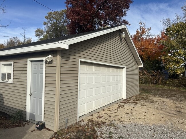 Building Photo - 320 30th St Dr SE