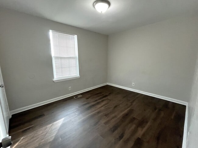 Building Photo - 2 Bedroom Home Minutes from Downtown!