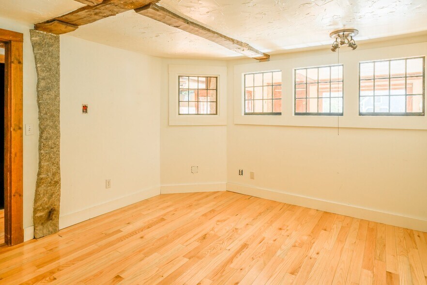 Building Photo - 475 Center St