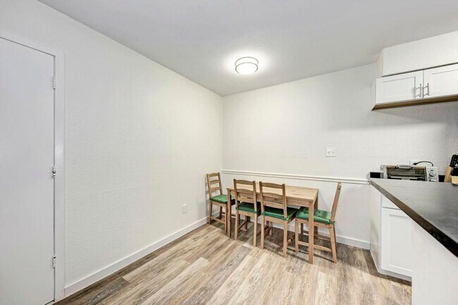 Building Photo - WASHER / DRYER, WOOD FLOORS OPEN LIVING LAYOUT !!