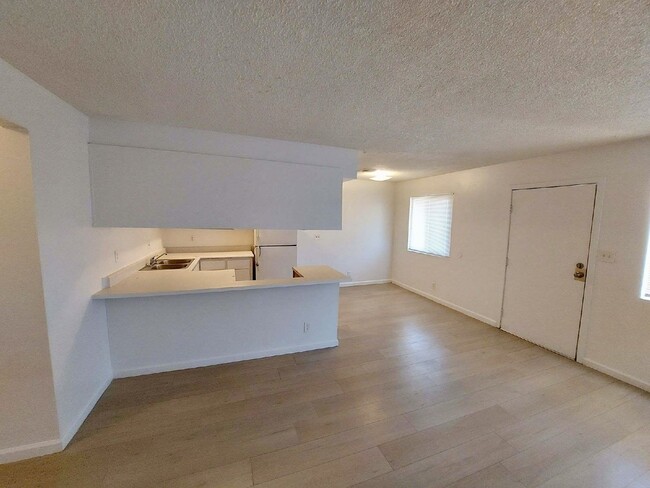 Building Photo - Freshly Updated 2 bed, 1 bath Upstairs Con...