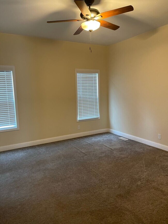 Building Photo - Newer Manufactured home, 3 bed 2 bath, Lower Magalia