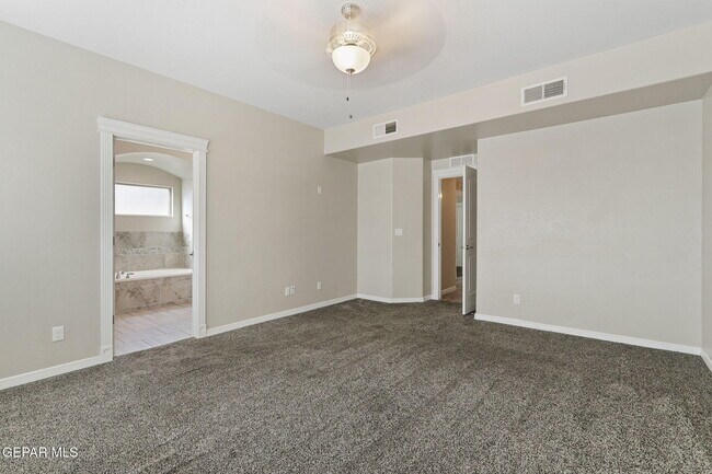 Building Photo - 14832 Sunny Land Ave