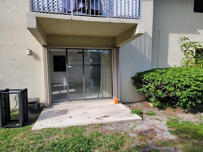 Building Photo - 1800 NE 39th Ct