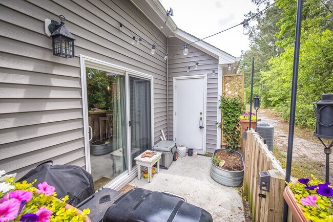 Building Photo - This spacious 3-bedroom, 2-bathroom townhouse offers modern living