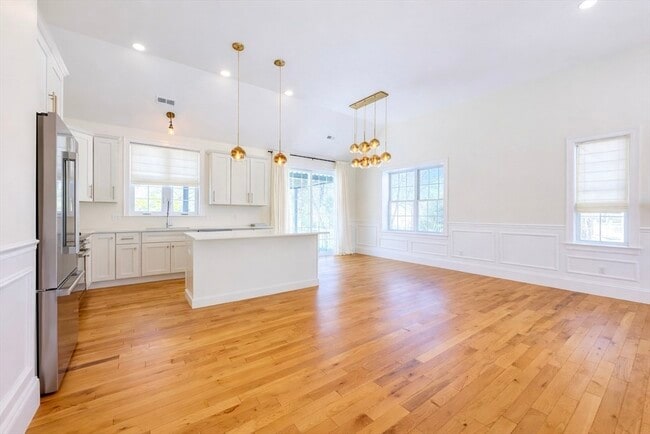 Building Photo - 261 Main St