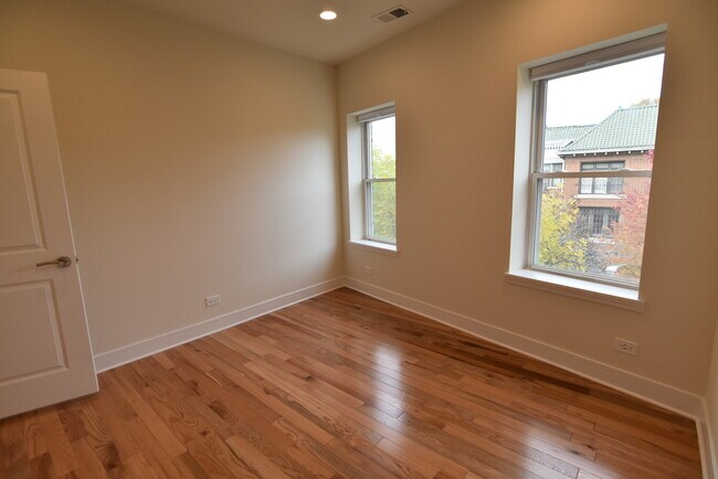 Building Photo - 1161 W Lunt Ave