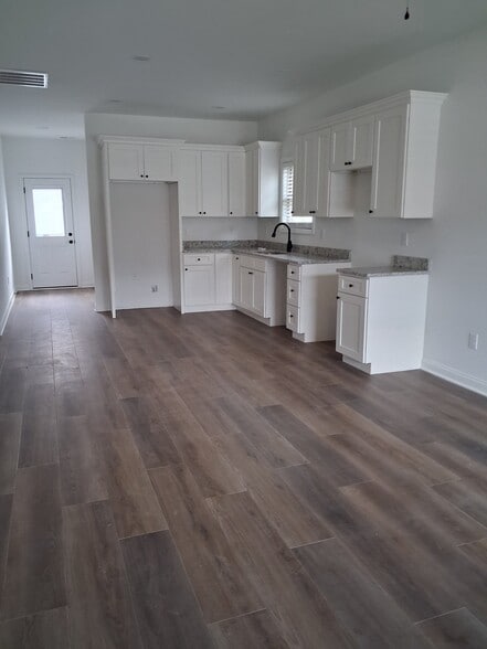 Building Photo - 842 Ridgewood Dr