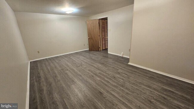 Building Photo - 9 Hamlet Dr