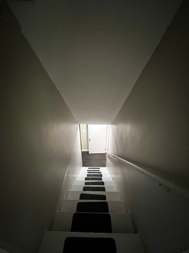 Building Photo - Wonderfull 3 Bedrooms along with 2 Full Ba...