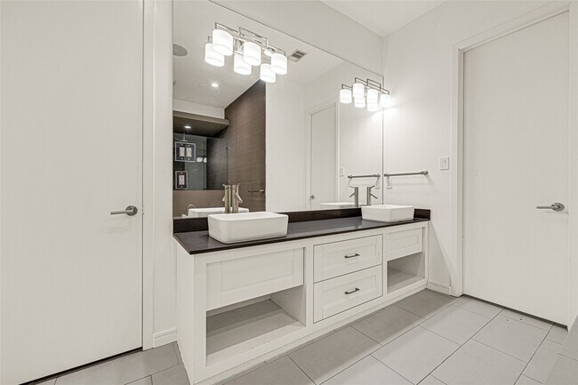 Building Photo - 707 W Clay St