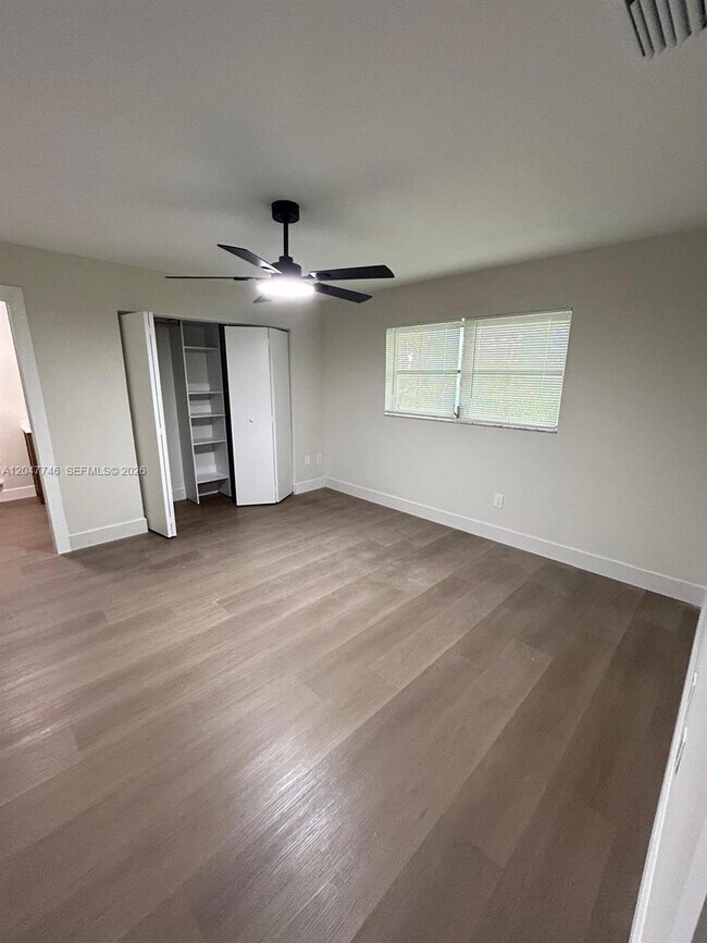 Building Photo - 114 S Lakeside Dr