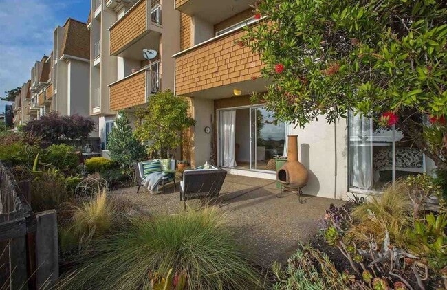 Building Photo - Live by the Bay: Renovated 2 Bed, 2 Bath