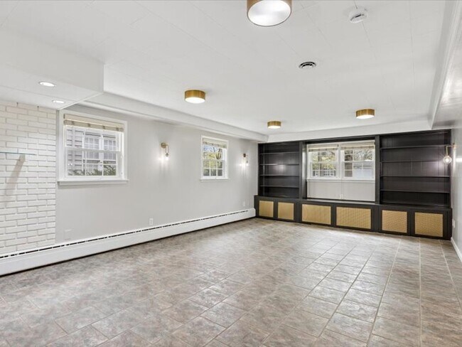 Building Photo - 619 Rockland Ave