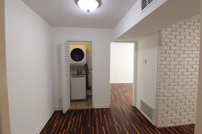 Building Photo - 2101 Fountain View Dr