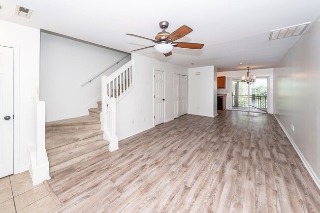 Building Photo - 2 Bedroom, 1.5 Bathroom Townhome - Charleston