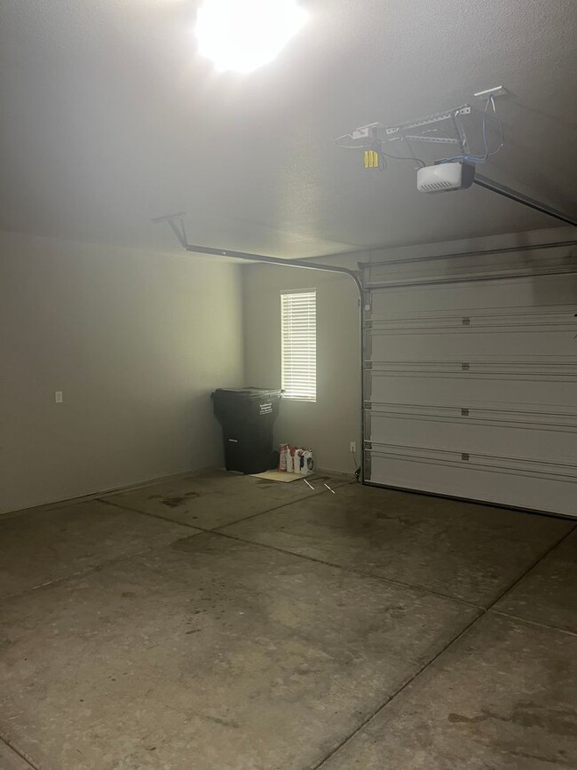 Building Photo - Beautiful Like New 4 Bedroom 3 Bathroom ho...