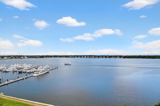 Building Photo - 132 Lakeshore Dr