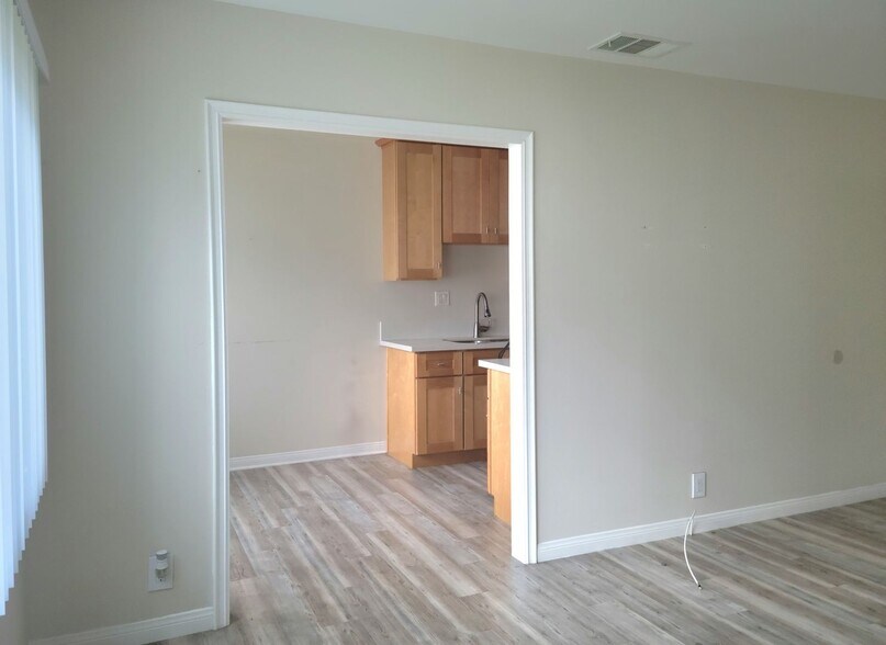 Building Photo - 619 S Grevillea Ave