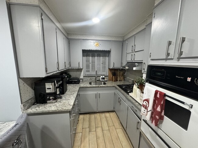 Building Photo - 460 Ave E